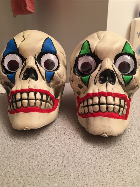 Fun spin off of a diy I already did using dollar tree skulls. Just put some acrylic paint on the skull (and some googley eyes) to give it a clown face #halloween #decorations Clown Pumpkin Ideas, Puppet Clown, Clown Skull, Haunted Hayride, Googley Eyes, Creepy Carnival, Clown Face, Scary Clown, Creepy Halloween Decorations