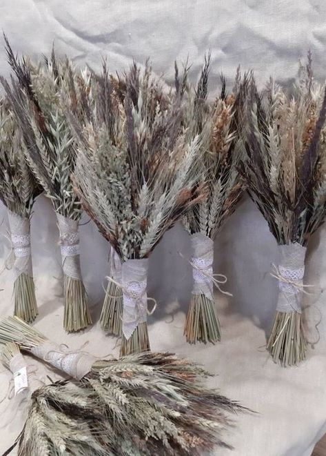 10 Easy DIY Ideas for Flowerless Wedding Centerpieces Wheat Wedding, Flowers Bouquet Wedding, Wedding Decor Vases, Wheat Flower, Rustic Bohemian Wedding, Dried Flowers Bouquet, Dried Wheat, Wedding Bohemian, Bakery Decor