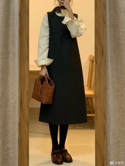 Japanese Work Outfit, Japanese Workwear Women, Dress With Shirt Underneath, Minimalist Fashion Women, Stylish Work Attire, Modest Fashion Outfits, 가을 패션, Modest Outfits, Types Of Fashion Styles