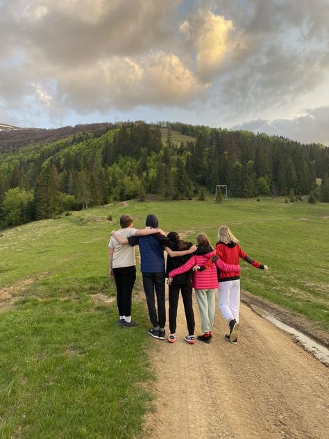 friend group trip mountains aesthetic Friend Group Of Six Aesthetic, Trip Group Photos, Boyfriend Group Aesthetic, Group Of Friends Trip Aesthetic, Popular Group Aesthetic, Small Group Aesthetic, Trips With Friends Aesthetic, Close Friend Group, Group Travel Pictures