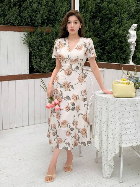 DAZY Short Puff Sleeve V-Neck Chiffon Dress With Large Flower Prints | SHEIN USA Wedding Wear Dresses For Women, Mountain Outfit, Short Puff Sleeve, Chiffon Floral, Floral Print Chiffon, Girly Dresses, Flower Print Dress, Fabric Floral, Fashion Hacks Clothes