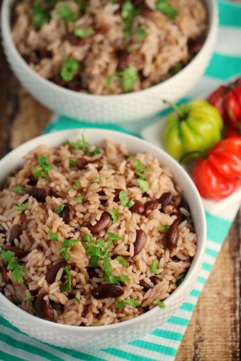 This Jamaican Rice and Peas recipe is an authentic recipe for a popular side dish to most Jamaican meals and is full of great Jamaican flavours. Jamaican Meals, Jamaican Rice And Peas Recipe, Rice And Peas Jamaican, Rice And Peas Recipe, Jamaican Rice And Peas, Jamaican Rice, Ital Food, Rice Peas, Food Vibes