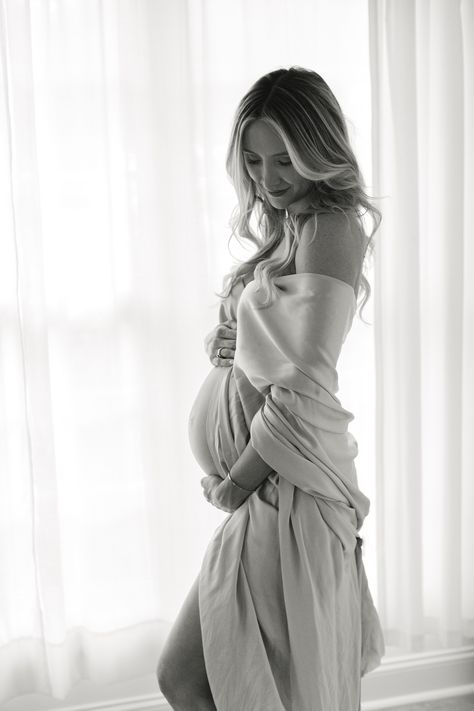 Elegant Maternity Photos, Indoor Maternity Photos, Lifestyle Maternity Photography, Home Maternity Photography, Indoor Maternity Photography, Studio Maternity Shoot, Maternity Studio Photoshoot, Family Maternity Pictures, Studio Maternity Photos