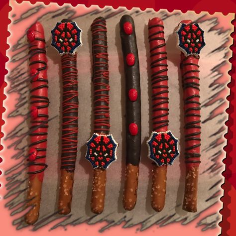 Spider Man Chocolate Covered Pretzels, Spiderman Chocolate Covered Pretzels, Spider Man Party Snacks, Spiderman Pretzels, Spiderman Pretzel Rods, Spider Man Pretzel Rods, Spiderman Brownies, Spiderman Chocolate Covered Strawberries, Spiderman Desserts