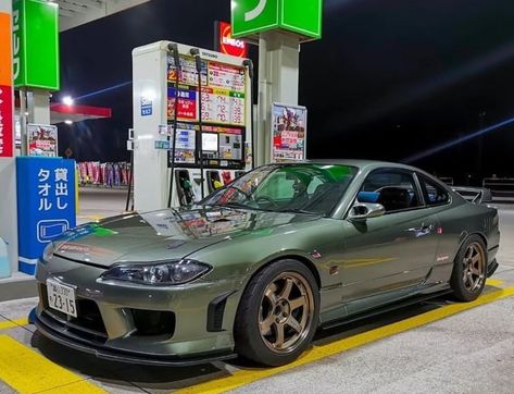 Cars At Gas Station Night, Japan Gas Station, Gas Station Car Pics, Aesthetic Gas Station, Car Gas Station, Jdm Japan, Silvia S15, Fit Pics, Night Wallpaper