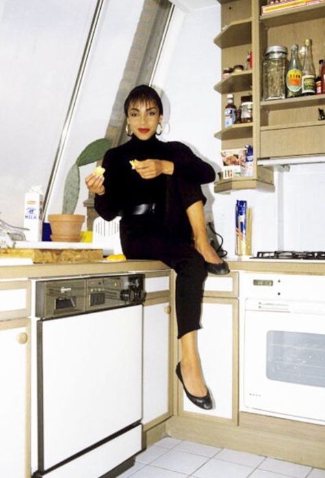 Beautiful Photos of Sade at Her Home in London in 1985 ~ Vintage Everyday Sade Adu, Diamond Life, Girl Fits, Material Girl, Neutral Outfit, Aesthetic Vintage, 80s Fashion, Style Icon, 90s Fashion