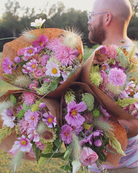 Romantic Bouquet Aesthetic, Market Bouquet Recipe, Flower Bouquet Recipe, Flower Market Bouquet, Farmers Market Flower Bouquets, Farmers Market Flower Display, Farmers Market Flowers Bouquets, Cut Flower Garden Bouquet, Flower Farm Bouquets