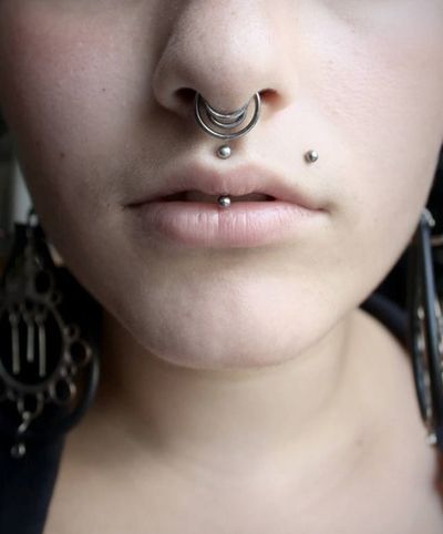 Gorgeous Double Septum. :P Madusa Piercing, Drawing Piercings, Jestrum Piercing, Pierced Girls, Madonna Piercing, Ashley Piercing, Bad Manners, Lip Piercings, Monroe Piercings