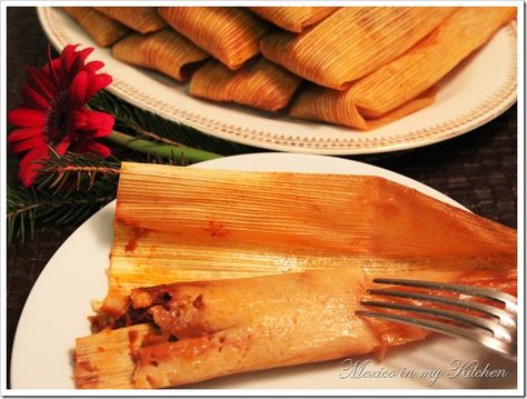 Cómo hacer tamales con harina de maíz. Receta Salty Appetizers, Authentic Tamales Recipe, Mexico In My Kitchen, Making Tamales, Tamales Recipe Pork, Make Tamales, Roasted Pig, How To Make Tamales, Tamales Recipe