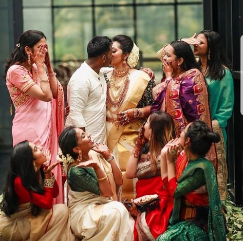 Photoshoot With Cousins, Wedding Photo Indian, Friends Poses Photography, Funny Wedding Poses, Marriage Photoshoot, Friends Pose, Marriage Stills, Bridesmaid Photoshoot, Kerala Wedding Photography