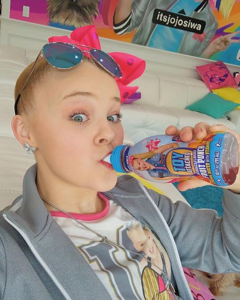 I’m currently just sitting around drinking JoJo’s Juice.... wait what? I HAVE ACTUAL JOJO’S JUICE??!!😍This is insane! 3 different flavors… Jojo Bows, Wait What, Jojo Siwa, Pretty Pictures, Pretty People, Eye Candy, Juice, Baby Face, Fan