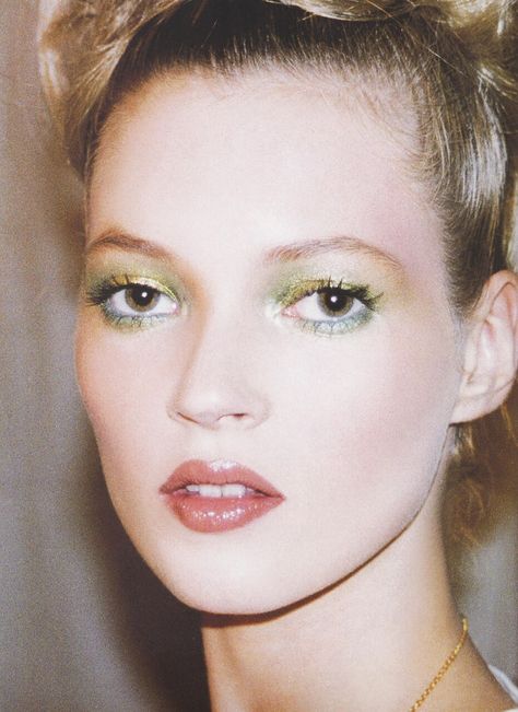 Kate Moss - makeup by Kevyn Aucoin. Image from beauty book "Making Faces" Kevyn Aucoin Making Faces, Moss Makeup, 90's Makeup, 00s Makeup, Iconic Supermodels, Kevin Aucoin, Winter Hipster, Kevyn Aucoin Makeup, Kate Moss 90s