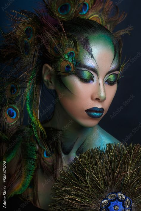 Peacock Body Painting, Peacock Halloween Makeup, Face Paint Peacock, Peacock Inspired Makeup, Peacock Costume Makeup, Peacock Makeup Ideas, Animal Inspired Makeup, Fantasy Makeup Ideas Creative, Feline Makeup