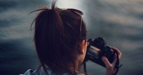 What unique type of girl are you? Holding A Camera, Girls With Cameras, Dslr Photography Tips, Dslr Photography, Photography Gear, Cute Poses, Larp, Taking Pictures, Professional Photographer