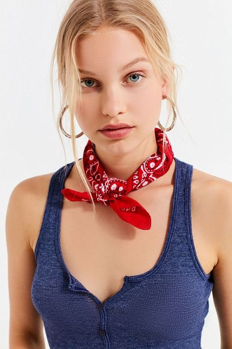 Girl with short red bandana around neck Neckerchief Outfit, How To Tie Bandana, Bandana Outfit, Bandana Headband, Bandana Styles, Red Bandana, Fashion Tips For Women, College Fashion, Womens Fashion Trends