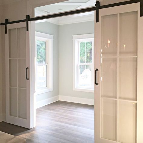 A crisp alternative to barn doors. I'm liking this look ❤️ Deur Ensuite, Foyer Ideas, Glass Barn Doors, Sliding Glass Doors, Living Ideas, Interior Barn Doors, French Door, Rainbow Kids, Barn Doors Sliding