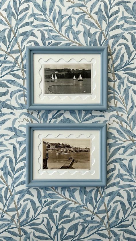 Picture Frame Matting Ideas, Diy Painted Frame, Postcard Gallery Wall, Kittiwake Farrow And Ball, Painted Picture Frames Ideas, Art Frames Ideas, Vintage Postcard Display, Painting Postcards, Painted Photo Frames