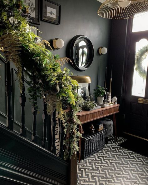 1,705 kedvelés, 30 hozzászólás – Reece & Paul (@littleedwardian) Instagram-hozzászólása: “Not long until all this comes down, it will be sad to take all the lovely floristry down. But will…” Gothic House Exterior Victorian Cottage, Victorian Entryway, Modern Gothic Home, Academia House, Cottage Entryway, Victorian Gothic Decor, Goth Cottage, Open Living Room Design, Dream House Aesthetic