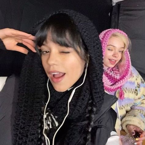 Emma Myers, Jenna Ortega, Make Sure, Umbrella