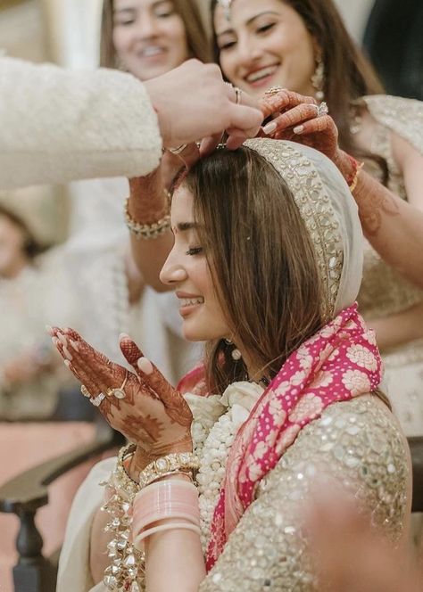 Indian Wedding Aesthetic, Arpita Mehta, Beautiful Bangles, Indian Wedding Favors, Indian Wedding Poses, Groom Photoshoot, Bridal Chura, Indian Wedding Couple Photography, Newly Wed