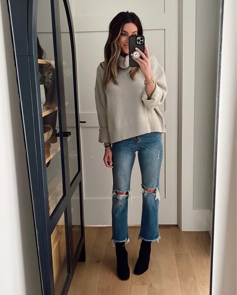 Casual Dress Up Outfits Winter, Jean And Boot Outfits, Black Top Winter Outfit, Jeans And Boots 2023, Minimalist Mom Outfit, Cropped Jeans And Boots Outfit, Saturday Winter Outfit Casual, Casual Fall Outfits 2024 Jeans, Fall Shoes With Jeans