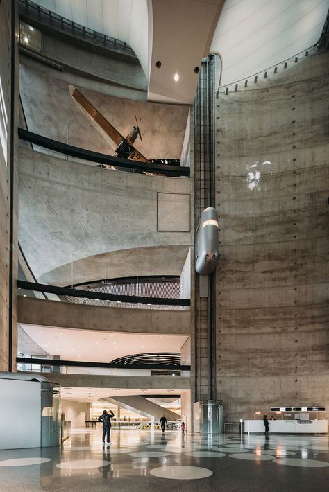 Mercedes-Benz Museum Stuttgart | UNStudio | Photo © Eva Bloem Car Showroom Architecture, Mercedes Benz Museum, High Tech Interior, Museum Interior, Factory Architecture, Elegant Interior Design, Car Museum, Museum Architecture, Structure Architecture