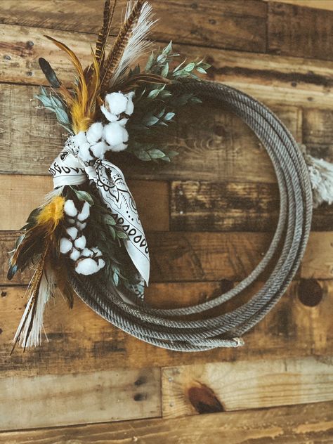 Home Western Decor, Rope With Flowers, Soft Western Decor, Western Farmhouse Living Room Rustic, Barbed Wire Wreath Farmhouse Chic, Cute Room Ideas Western, Western Home Diy Ideas, Desert Vibes Decor, Western Boho Room Decor