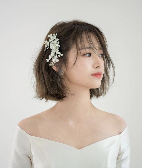 Korean Wedding Hair, Asian Wedding Hair, Official Dress, Short Hair Accessories, Short Bridal Hair, Short Hair Bride, Wedding Hair Makeup, Korean Short Hair, Romantic Wedding Hair