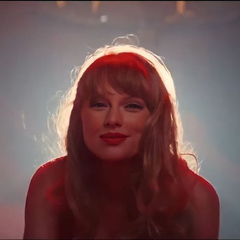 Taylor Swift Pfp, Gf Ideas, Taylor Swift Red, Taylor Swift Videos, Red Taylor, Metal Girl, Taylor Swift Wallpaper, Long Live Taylor Swift, Swift 3