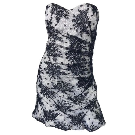 For Sale on 1stDibs - Sexy late 1990s vintage DOLCE & GABBANA black and white lace strapless mini dress! Features interior boning to keep everything in place. Full metal zipper Outfits With Purses, Black And White Cocktail Dresses, Lace Wallpaper, Mesh Overlay Dress, 1990s Fashion, Dolce Gabbana Dress, Lace Strapless, Corset Lace, Trendy Summer Outfits