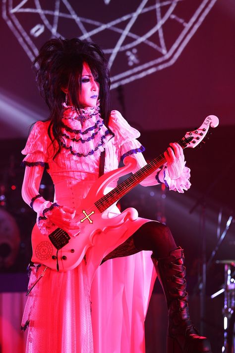 Lindsay on Twitter: "THIS PICTURE THO!!… " Malice Mizer, Beautiful Guitars, Guitar Design, When I Grow Up, Manado, Visual Kei, Pretty Men, Guitar, On Twitter