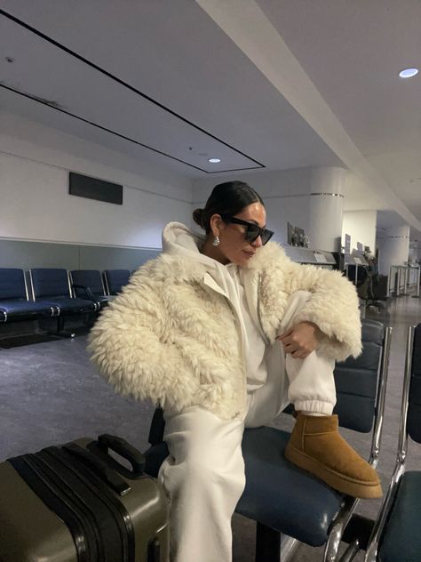 Airport outfit, travel outfit, comfy outfit, all white outfit, fur jacket, casual outfit, ugg outfit White Fur Jacket Outfit, White Fur Coat Outfit, Fur Jacket Outfit, Outfit Ugg, White Fur Jacket, Winter Jacket Outfits, Fur Coat Outfit, White Fur Coat, New York Winter