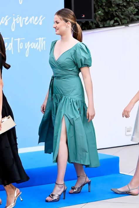 Details of Princess Leonor's look for the Princess of Girona Awards: Did she make a style mistake? European Princess, Princess Leonor, Princess Of Spain Leonor, Spanish Princess Leonor, Princess Leonor Blue Dress, Elegant Green Dresses, Princess Lenora Of Spain, Spain Princess Leonor, Eighties Style