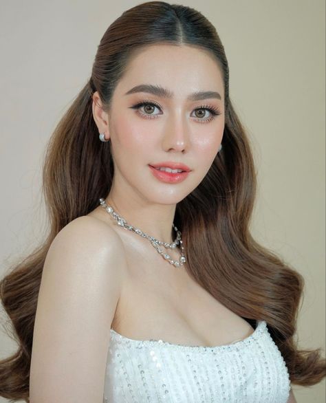 Thai Bridal Hair, Wedding Makeup For Asian Brides, Graduation Look Makeup, Bride Makeup Asian, Asian Wedding Hair, Asian Wedding Makeup, Wedding Makeup Looks, Peinados Fáciles Para Cabello Corto, Bridal Makeup Looks