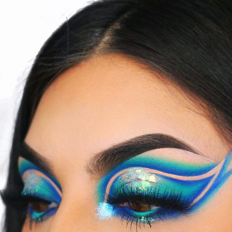 Valeria Ramos on Instagram: “Close ups of the look🥺🖤 • • Eyebrows: @benefitcosmetics Eyeshadow base: @gerardcosmetics clean canvas Eyeshadow: @staceymariemua x…” Colourful Makeup, Makeup Pictorial, Human Wigs, Eyeshadow Base, Makeup Eye Looks, Baddie Makeup, Eyes Makeup, Blue Makeup, Makeup Goals