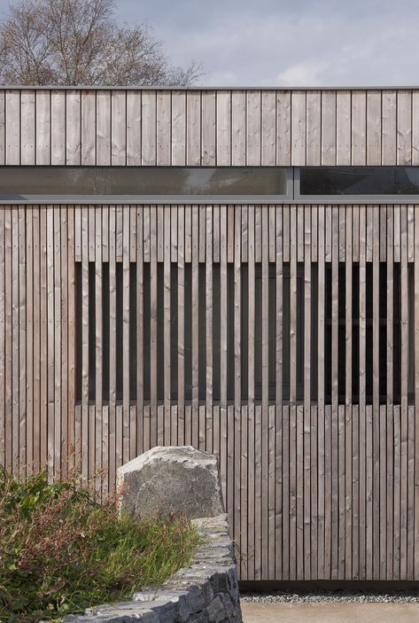 Dark Wood House Exterior, Dark Wood House, Wood House Exterior, Wooden Cladding Exterior, Screen Facade, Garage Velo, Larch Cladding, Wooden Cladding, Vertical Screen