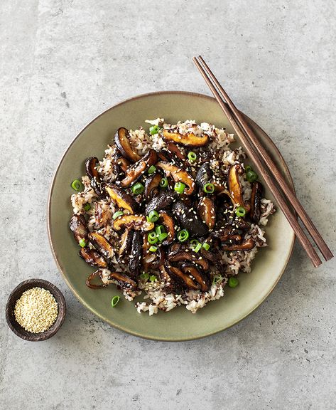 Caramelized Shiitake Mushrooms on Rice. Vegan Recipe. – Crazy Cucumber Shitake Mushroom Recipes, Shiitake Mushrooms Recipes, Rice Recipes Vegan, Mushroom Dish, Shiitake Mushrooms, Bowl Recipes, Shiitake Mushroom, Homemade Soup, Vegan Recipe