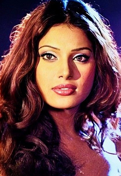 Bipasha Basu 90s, Bollywood Eye Makeup, Rekha Makeup, Bollywood Nostalgia, Bollywood Icons, 90s Bollywood Actress, Bollywood Makeup, Bollywood Retro, Bollywood Aesthetic