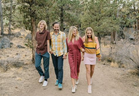 Family Pictures With Teenagers, Wind Blown Hair, Summer Family Photos, Family Picture Outfits, Christmas Family Photos, Family Sessions, Central Oregon, Young Family, I Get It