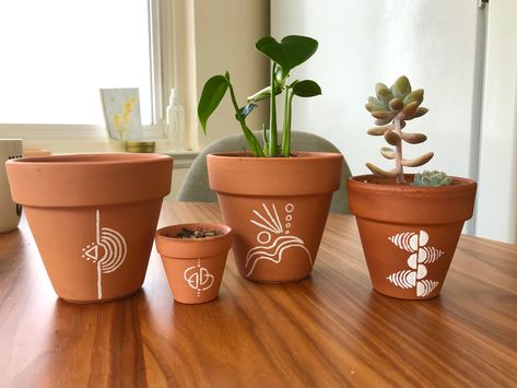 Terracotta Pot Designs, Cute Terracotta Pots Painted, Teracotta Ideas, Paint Terracotta Pots, Pot Lukis, Plant Pot Painting Ideas Boho, Hand Painted Plant Pots Cute Ideas, Painted Terracotta Pots Ideas, Terracotta Pots Painted Diy