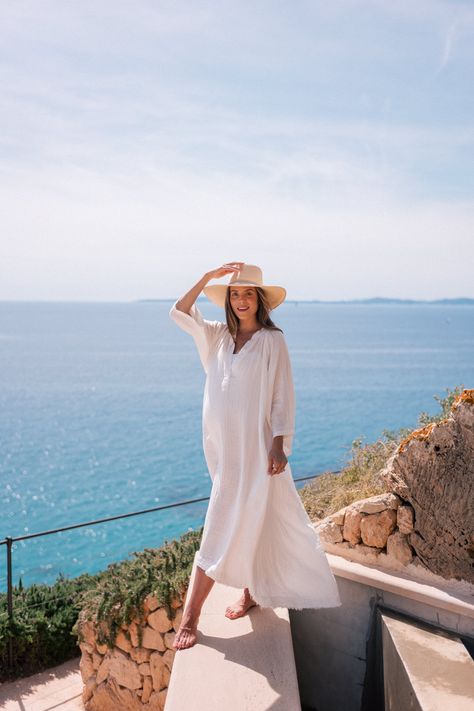 Crisp Summer Whites - Julia Berolzheimer Linen Pregnancy Outfit, Swimsuits 2020, Nude Wedges, Julia Berolzheimer, Summer Pregnancy, Pretty Top, Gal Meets Glam, Bump Style, White Maxi