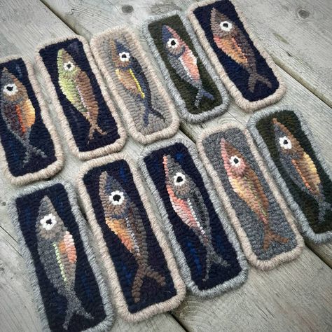 Sardine Embroidery, Sardine Art, Tufting Ideas, Folk Art Fish, Hooked Rugs Primitive, Rug Tufting, Marine Art, Hooked Rugs, Folk Embroidery