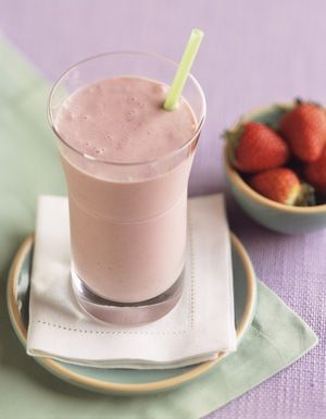 Creamy Strawberry Smoothie with Condensed Milk. Moroccan-style milkshakes and smoothies rarely include yogurt, but this one manages to get lots of volume and creaminess thanks to the inclusion of sweetened condensed milk (lait concentré sucré). Try it – it's delicious! Condensed Milk Smoothie, Reflux Diet Recipes, Acid Reflux Smoothie, Strawberry Pineapple Smoothie, Acid Reflux Diet Meals, Gerd Recipes, Reflux Recipes, Strawberry And Banana, Reflux Diet