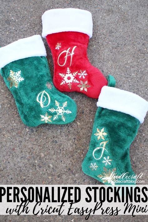 Diy Personalized Christmas Stocking, Cricut Stockings Christmas, Christmas Stocking Cricut Projects, Christmas Stocking Cricut, Stockings Cricut, Cricut Christmas Stocking, Cricut Stocking Names, Cricket Christmas Stocking, How To Put Names On Stockings Diy