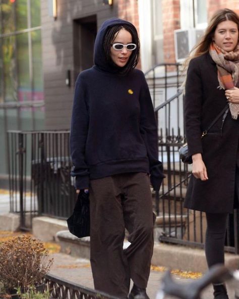 Zoe Kravitz Style, Nyc October, Minimalist Women, Chill Fits, Zoe Kravitz, Winter Fits, Cool Fits, Casual Chic Outfit, Autumn Aesthetic