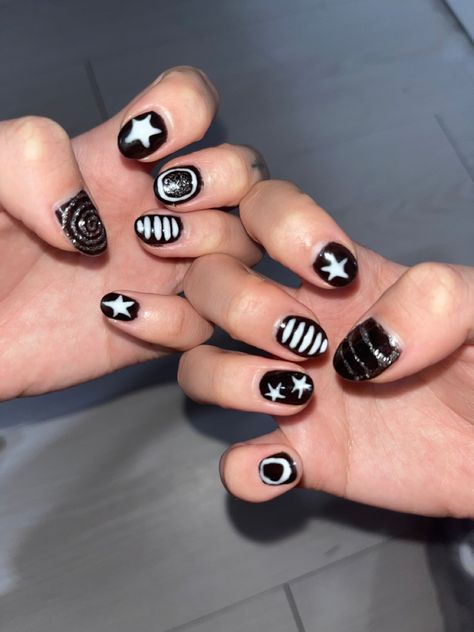 black nail idea inspo with star Tim Burton style Tim Burton Nails, Tim Burton Style, Nail Idea, Black Nail, Girls Nails, Star Girl, Black Star, Tim Burton, Black Nails