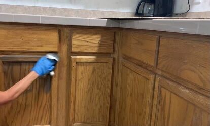 We needed to update the outdated kitchen in our cabin. These honey oak cabinets and gold hardware needed to go! We didn’t want to spend a lot to money or time (aka didn’t want to have to replace the cabinets, or remove and paint all of the doors), so we decided to stain them. This was such a cheap and quick way to update the kitchen without breaking the bank! What we used:Wood stain Steel wool Updated hardware Step 1: Remove hardware and “scuff” After taking off the horrible har… Oak Cabinets Gold Hardware, White Wash Stain, Outdated Kitchen, Cabinet Trends, Honey Oak Cabinets, Cabinets Makeover, Cupboard Lights, Oak Cupboard, Update Cabinets