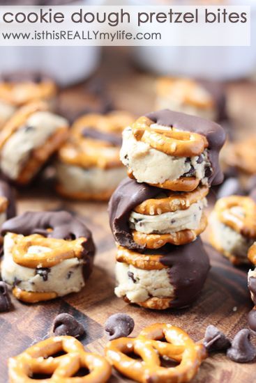 cookie dough pretzel bites Picknick Snacks, Pies Chocolate, Cookies Bites, Dough Cookie, Chocolate Tarts, Oreo Desserts, Dessert Parfait, Chocolate Cookie Dough, Fingerfood Party