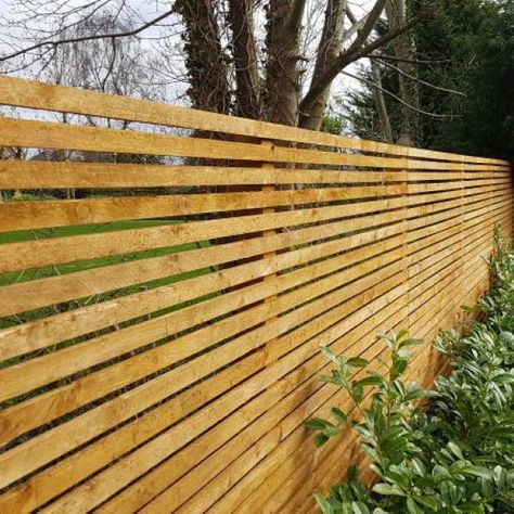 Back Garden Landscaping, Slat Fence, Slatted Fence, Horizontal Slat Fence, Fences Ideas, Slatted Fence Panels, Diy Backyard Fence, Wood Fence Design, Diy Garden Fence