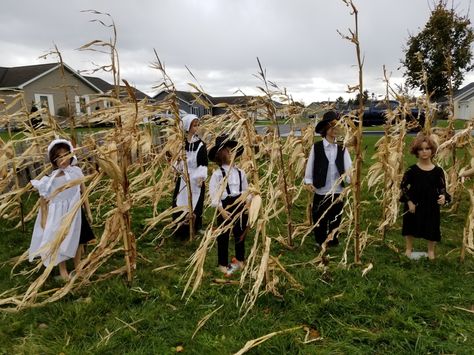 Diy Cornfield Halloween, Halloween Walk Through Ideas, Hay Ride Ideas, Spooky Woods, 80s Halloween, Hay Ride, Haunted Woods, Scarecrow Halloween, Children Of The Corn